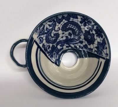 Entonnoir blanc bleu dentelle