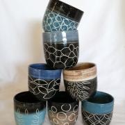 Petits mugs noir et couleurs