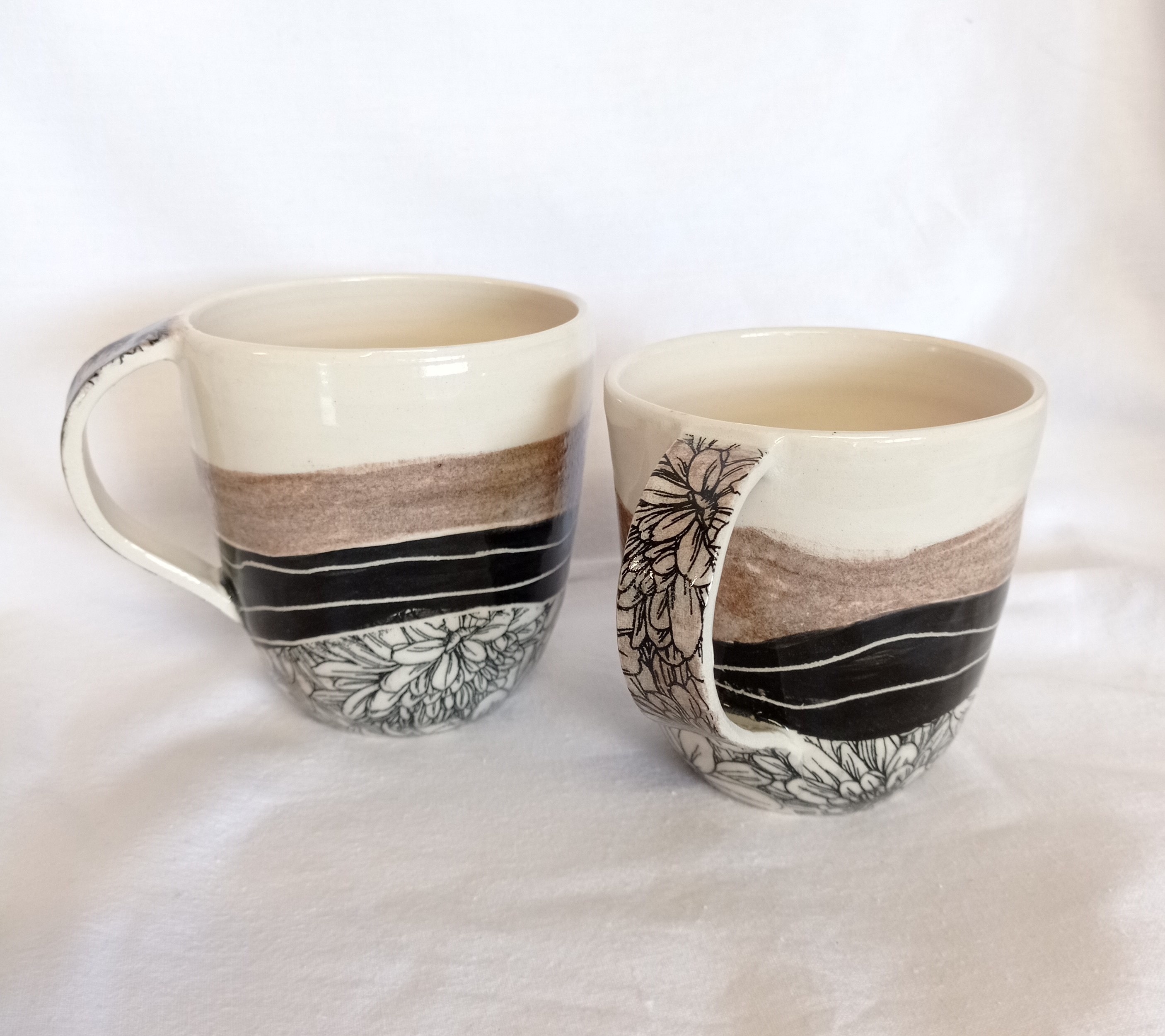 Mugs noir ocre marguerite a anse