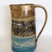Pichet 1l ocre bleu roses noires