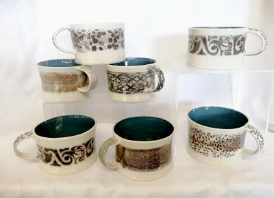 Tasses aux noirs et ocres